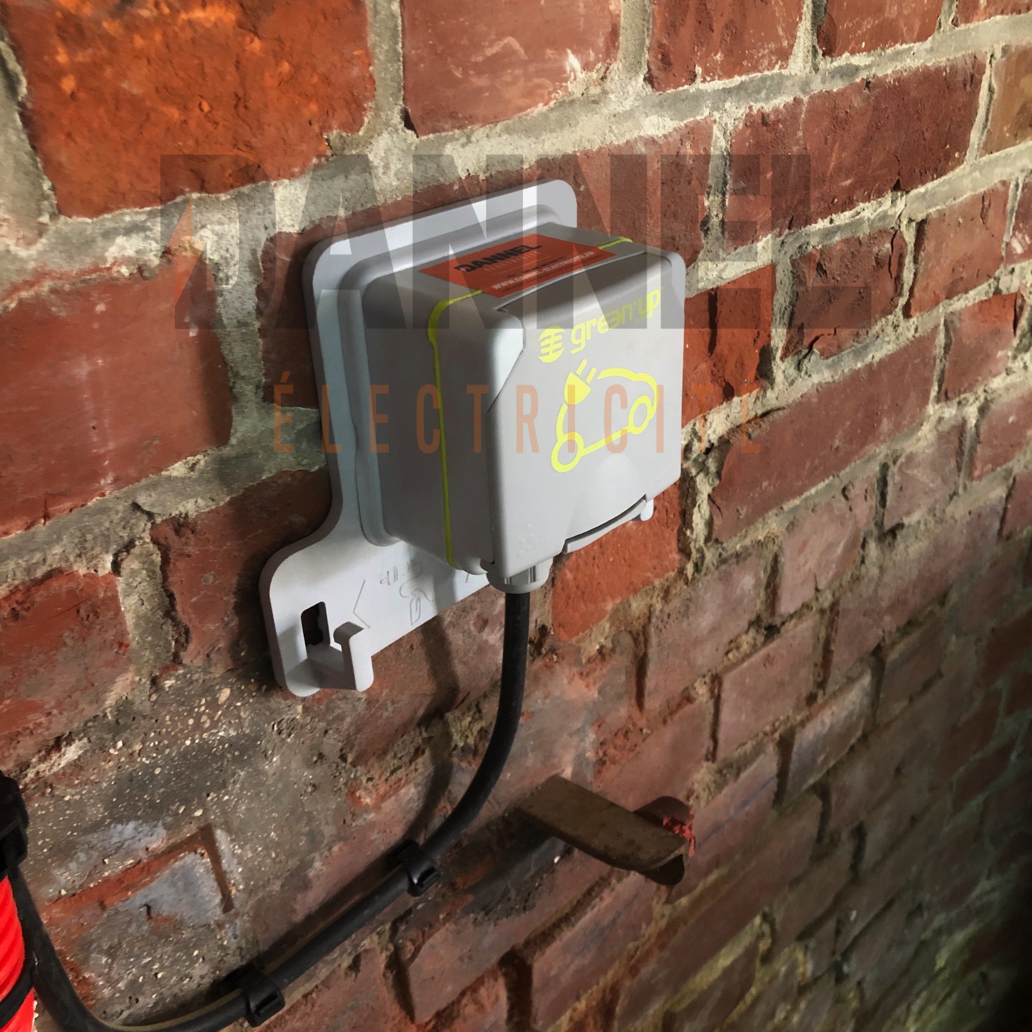 Installation borne de recharge Véhicule électrique Dannel éléctricité